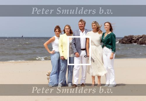 Den haag 30 juni 2023
Fotosessie op het strand Koning Willem Alexander, koningin Maxima en prinses Ariane, Prinses  Amalia en Prinses Alexia poseren tijdens de fotosessie op het strand met hond mambo.