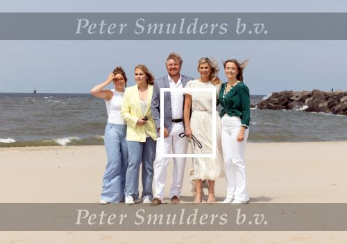 Den haag 30 juni 2023
Fotosessie op het strand Koning Willem Alexander, koningin Maxima en prinses Ariane, Prinses  Amalia en Prinses Alexia poseren tijdens de fotosessie op het strand met hond mambo.