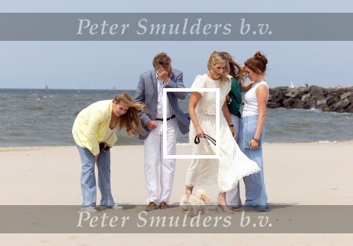 Den haag 30 juni 2023
Fotosessie op het strand Koning Willem Alexander, koningin Maxima en prinses Ariane, Prinses  Amalia en Prinses Alexia poseren tijdens de fotosessie op het strand met hond mambo.