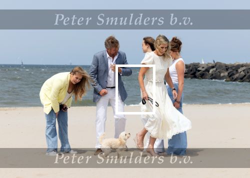 Den haag 30 juni 2023
Fotosessie op het strand Koning Willem Alexander, koningin Maxima en prinses Ariane, Prinses  Amalia en Prinses Alexia poseren tijdens de fotosessie op het strand met hond mambo.