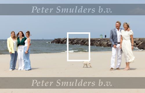 Den haag 30 juni 2023
Fotosessie op het strand Koning Willem Alexander, koningin Maxima en prinses Ariane, Prinses  Amalia en Prinses Alexia poseren tijdens de fotosessie op het strand met hond mambo.