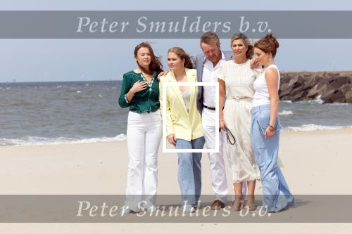 Den haag 30 juni 2023
Fotosessie op het strand Koning Willem Alexander, koningin Maxima en prinses Ariane, Prinses  Amalia en Prinses Alexia poseren tijdens de fotosessie op het strand met hond mambo.