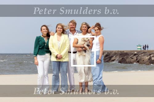 Den haag 30 juni 2023
Fotosessie op het strand Koning Willem Alexander, koningin Maxima en prinses Ariane, Prinses  Amalia en Prinses Alexia poseren tijdens de fotosessie op het strand met hond mambo.