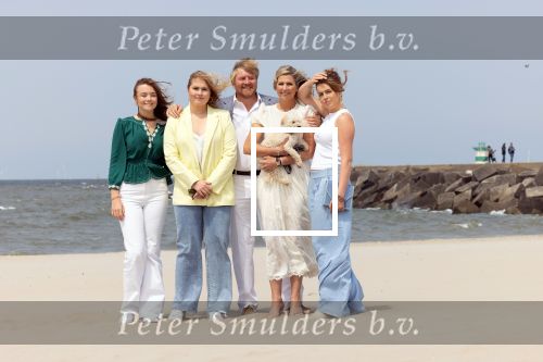 Den haag 30 juni 2023
Fotosessie op het strand Koning Willem Alexander, koningin Maxima en prinses Ariane, Prinses  Amalia en Prinses Alexia poseren tijdens de fotosessie op het strand met hond mambo.