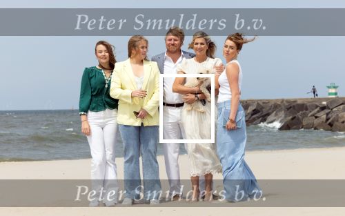 Den haag 30 juni 2023
Fotosessie op het strand Koning Willem Alexander, koningin Maxima en prinses Ariane, Prinses  Amalia en Prinses Alexia poseren tijdens de fotosessie op het strand met hond mambo.