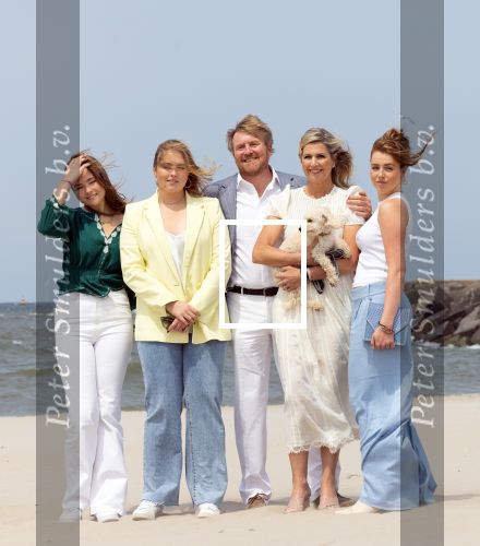 Den haag 30 juni 2023
Fotosessie op het strand Koning Willem Alexander, koningin Maxima en prinses Ariane, Prinses  Amalia en Prinses Alexia poseren tijdens de fotosessie op het strand met hond mambo.