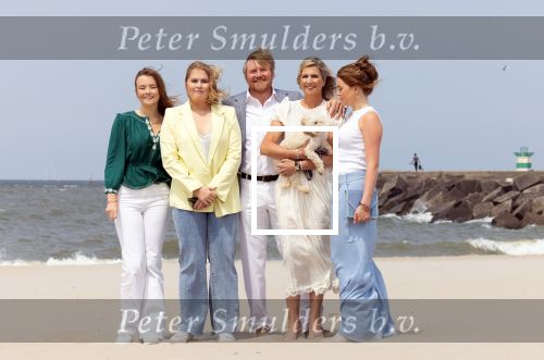 Den haag 30 juni 2023
Fotosessie op het strand Koning Willem Alexander, koningin Maxima en prinses Ariane, Prinses  Amalia en Prinses Alexia poseren tijdens de fotosessie op het strand met hond mambo.