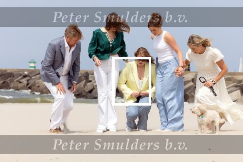 Den haag 30 juni 2023
Fotosessie op het strand Koning Willem Alexander, koningin Maxima en prinses Ariane, Prinses  Amalia en Prinses Alexia poseren tijdens de fotosessie op het strand met hond mambo.