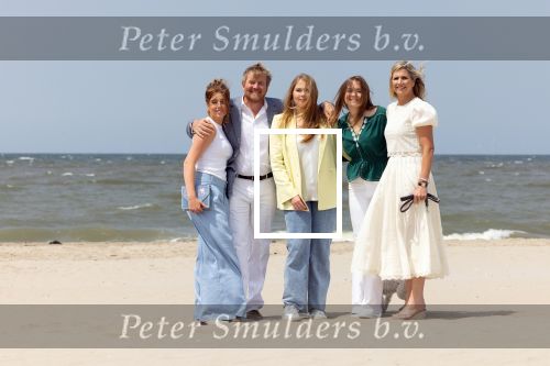 Den haag 30 juni 2023
Fotosessie op het strand Koning Willem Alexander, koningin Maxima en prinses Ariane, Prinses  Amalia en Prinses Alexia poseren tijdens de fotosessie op het strand met hond mambo.