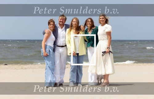 Den haag 30 juni 2023
Fotosessie op het strand Koning Willem Alexander, koningin Maxima en prinses Ariane, Prinses  Amalia en Prinses Alexia poseren tijdens de fotosessie op het strand met hond mambo.
