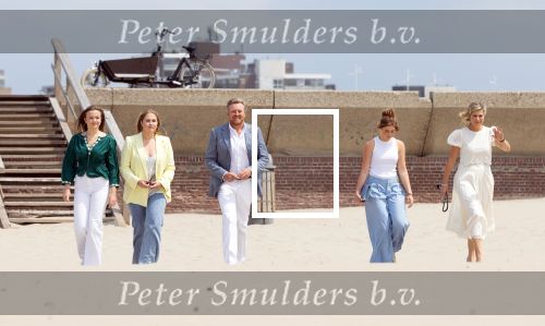 Den haag 30 juni 2023
Fotosessie op het strand Koning Willem Alexander, koningin Maxima en prinses Ariane, Prinses  Amalia en Prinses Alexia poseren tijdens de fotosessie op het strand met hond mambo.