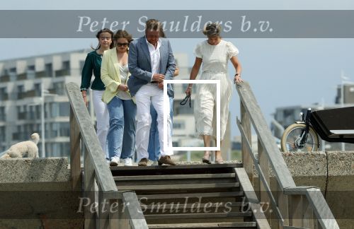 Den haag 30 juni 2023
Fotosessie op het strand Koning Willem Alexander, koningin Maxima en prinses Ariane, Prinses  Amalia en Prinses Alexia poseren tijdens de fotosessie op het strand met hond mambo.