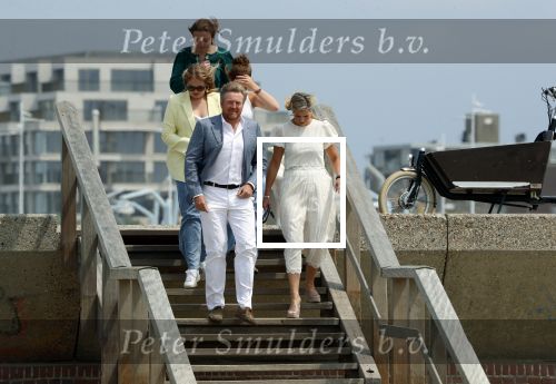 Den haag 30 juni 2023
Fotosessie op het strand Koning Willem Alexander, koningin Maxima en prinses Ariane, Prinses  Amalia en Prinses Alexia poseren tijdens de fotosessie op het strand met hond mambo.