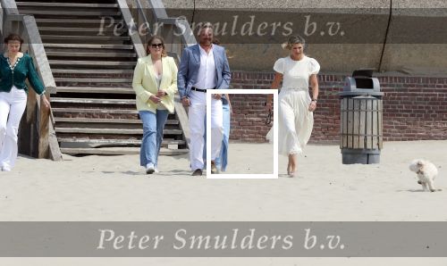 Den haag 30 juni 2023
Fotosessie op het strand Koning Willem Alexander, koningin Maxima en prinses Ariane, Prinses  Amalia en Prinses Alexia poseren tijdens de fotosessie op het strand met hond mambo.