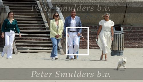 Den haag 30 juni 2023
Fotosessie op het strand Koning Willem Alexander, koningin Maxima en prinses Ariane, Prinses  Amalia en Prinses Alexia poseren tijdens de fotosessie op het strand met hond mambo.