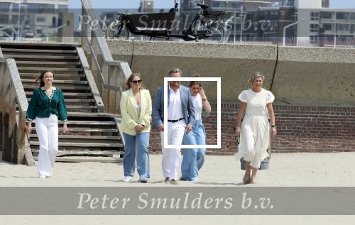 Den haag 30 juni 2023
Fotosessie op het strand Koning Willem Alexander, koningin Maxima en prinses Ariane, Prinses  Amalia en Prinses Alexia poseren tijdens de fotosessie op het strand met hond mambo.