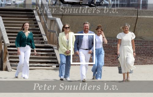 Den haag 30 juni 2023
Fotosessie op het strand Koning Willem Alexander, koningin Maxima en prinses Ariane, Prinses  Amalia en Prinses Alexia poseren tijdens de fotosessie op het strand met hond mambo.