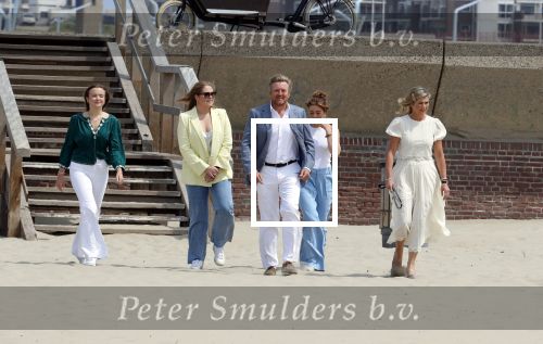 Den haag 30 juni 2023
Fotosessie op het strand Koning Willem Alexander, koningin Maxima en prinses Ariane, Prinses  Amalia en Prinses Alexia poseren tijdens de fotosessie op het strand met hond mambo.