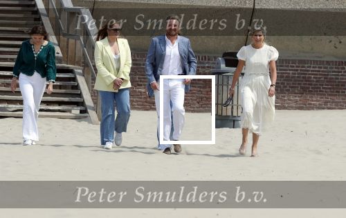 Den haag 30 juni 2023
Fotosessie op het strand Koning Willem Alexander, koningin Maxima en prinses Ariane, Prinses  Amalia en Prinses Alexia poseren tijdens de fotosessie op het strand met hond mambo.