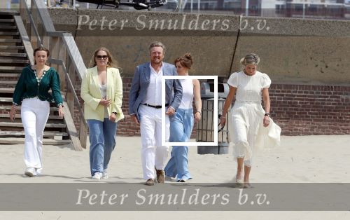 Den haag 30 juni 2023
Fotosessie op het strand Koning Willem Alexander, koningin Maxima en prinses Ariane, Prinses  Amalia en Prinses Alexia poseren tijdens de fotosessie op het strand met hond mambo.