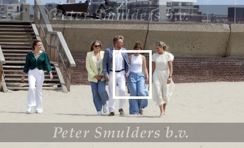 Den haag 30 juni 2023
Fotosessie op het strand Koning Willem Alexander, koningin Maxima en prinses Ariane, Prinses  Amalia en Prinses Alexia poseren tijdens de fotosessie op het strand met hond mambo.