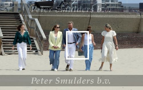 Den haag 30 juni 2023
Fotosessie op het strand Koning Willem Alexander, koningin Maxima en prinses Ariane, Prinses  Amalia en Prinses Alexia poseren tijdens de fotosessie op het strand met hond mambo.