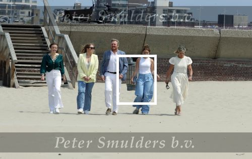 Den haag 30 juni 2023
Fotosessie op het strand Koning Willem Alexander, koningin Maxima en prinses Ariane, Prinses  Amalia en Prinses Alexia poseren tijdens de fotosessie op het strand met hond mambo.