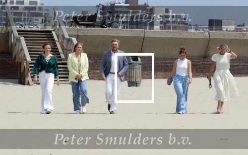 Den haag 30 juni 2023
Fotosessie op het strand Koning Willem Alexander, koningin Maxima en prinses Ariane, Prinses  Amalia en Prinses Alexia poseren tijdens de fotosessie op het strand met hond mambo.