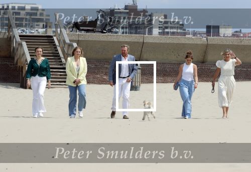 Den haag 30 juni 2023
Fotosessie op het strand Koning Willem Alexander, koningin Maxima en prinses Ariane, Prinses  Amalia en Prinses Alexia poseren tijdens de fotosessie op het strand met hond mambo.