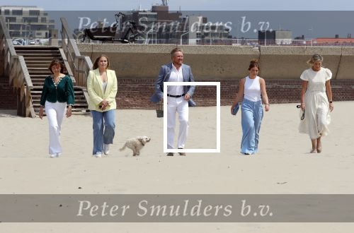 Den haag 30 juni 2023
Fotosessie op het strand Koning Willem Alexander, koningin Maxima en prinses Ariane, Prinses  Amalia en Prinses Alexia poseren tijdens de fotosessie op het strand met hond mambo.