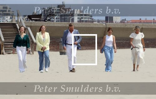 Den haag 30 juni 2023
Fotosessie op het strand Koning Willem Alexander, koningin Maxima en prinses Ariane, Prinses  Amalia en Prinses Alexia poseren tijdens de fotosessie op het strand met hond mambo.