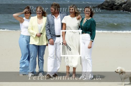 Den haag 30 juni 2023
Fotosessie op het strand Koning Willem Alexander, koningin Maxima en prinses Ariane, Prinses  Amalia en Prinses Alexia poseren tijdens de fotosessie op het strand met hond mambo.