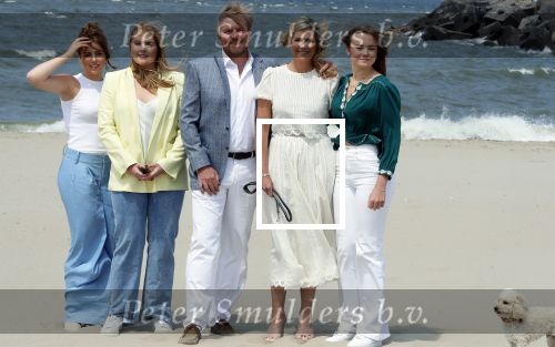 Den haag 30 juni 2023
Fotosessie op het strand Koning Willem Alexander, koningin Maxima en prinses Ariane, Prinses  Amalia en Prinses Alexia poseren tijdens de fotosessie op het strand met hond mambo.
