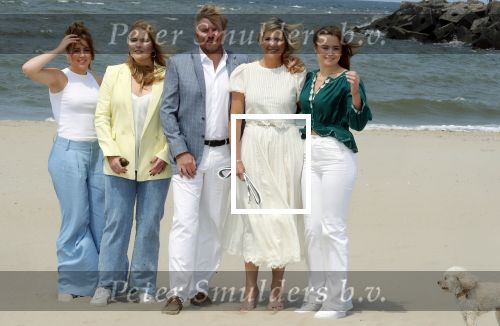 Den haag 30 juni 2023
Fotosessie op het strand Koning Willem Alexander, koningin Maxima en prinses Ariane, Prinses  Amalia en Prinses Alexia poseren tijdens de fotosessie op het strand met hond mambo.