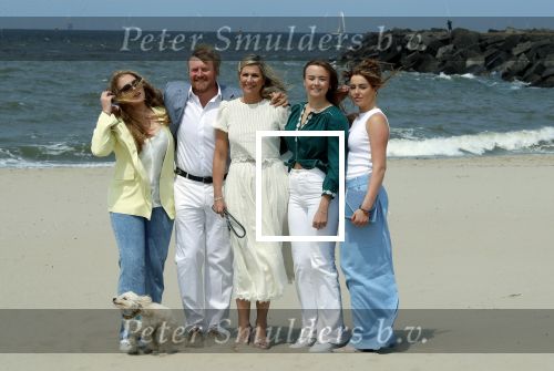 Den haag 30 juni 2023
Fotosessie op het strand Koning Willem Alexander, koningin Maxima en prinses Ariane, Prinses  Amalia en Prinses Alexia poseren tijdens de fotosessie op het strand met hond mambo.