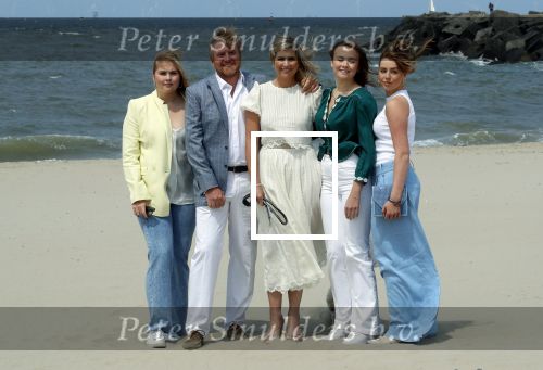 Den haag 30 juni 2023
Fotosessie op het strand Koning Willem Alexander, koningin Maxima en prinses Ariane, Prinses  Amalia en Prinses Alexia poseren tijdens de fotosessie op het strand met hond mambo.