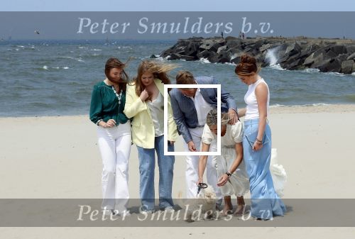 Den haag 30 juni 2023
Fotosessie op het strand Koning Willem Alexander, koningin Maxima en prinses Ariane, Prinses  Amalia en Prinses Alexia poseren tijdens de fotosessie op het strand met hond mambo.