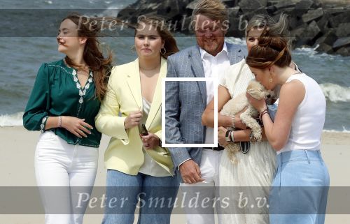 Den haag 30 juni 2023
Fotosessie op het strand Koning Willem Alexander, koningin Maxima en prinses Ariane, Prinses  Amalia en Prinses Alexia poseren tijdens de fotosessie op het strand met hond mambo.