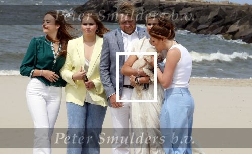 Den haag 30 juni 2023
Fotosessie op het strand Koning Willem Alexander, koningin Maxima en prinses Ariane, Prinses  Amalia en Prinses Alexia poseren tijdens de fotosessie op het strand met hond mambo.