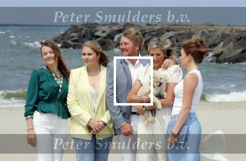 Den haag 30 juni 2023
Fotosessie op het strand Koning Willem Alexander, koningin Maxima en prinses Ariane, Prinses  Amalia en Prinses Alexia poseren tijdens de fotosessie op het strand met hond mambo.