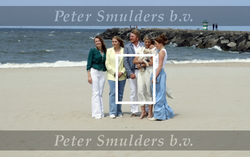 Den haag 30 juni 2023
Fotosessie op het strand Koning Willem Alexander, koningin Maxima en prinses Ariane, Prinses  Amalia en Prinses Alexia poseren tijdens de fotosessie op het strand met hond mambo.