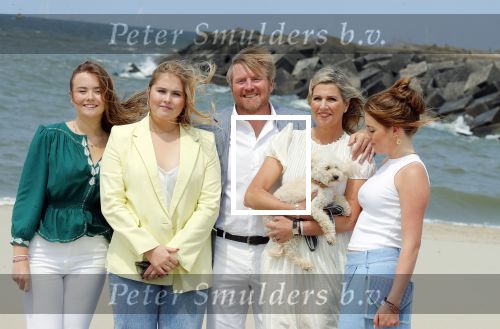 Den haag 30 juni 2023
Fotosessie op het strand Koning Willem Alexander, koningin Maxima en prinses Ariane, Prinses  Amalia en Prinses Alexia poseren tijdens de fotosessie op het strand met hond mambo.