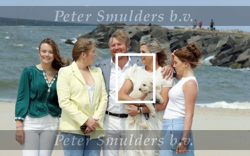 Den haag 30 juni 2023
Fotosessie op het strand Koning Willem Alexander, koningin Maxima en prinses Ariane, Prinses  Amalia en Prinses Alexia poseren tijdens de fotosessie op het strand met hond mambo.