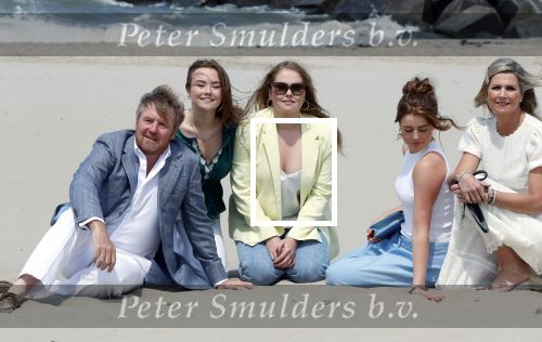 Den haag 30 juni 2023
Fotosessie op het strand Koning Willem Alexander, koningin Maxima en prinses Ariane, Prinses  Amalia en Prinses Alexia poseren tijdens de fotosessie op het strand met hond mambo.