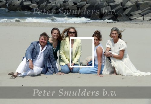 Den haag 30 juni 2023
Fotosessie op het strand Koning Willem Alexander, koningin Maxima en prinses Ariane, Prinses  Amalia en Prinses Alexia poseren tijdens de fotosessie op het strand met hond mambo.