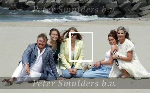Den haag 30 juni 2023
Fotosessie op het strand Koning Willem Alexander, koningin Maxima en prinses Ariane, Prinses  Amalia en Prinses Alexia poseren tijdens de fotosessie op het strand met hond mambo.