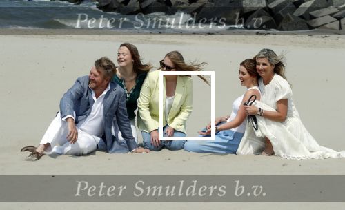 Den haag 30 juni 2023
Fotosessie op het strand Koning Willem Alexander, koningin Maxima en prinses Ariane, Prinses  Amalia en Prinses Alexia poseren tijdens de fotosessie op het strand met hond mambo.