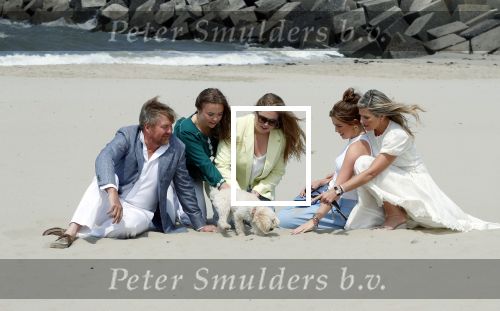 Den haag 30 juni 2023
Fotosessie op het strand Koning Willem Alexander, koningin Maxima en prinses Ariane, Prinses  Amalia en Prinses Alexia poseren tijdens de fotosessie op het strand met hond mambo.