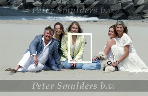 Den haag 30 juni 2023
Fotosessie op het strand Koning Willem Alexander, koningin Maxima en prinses Ariane, Prinses  Amalia en Prinses Alexia poseren tijdens de fotosessie op het strand met hond mambo.