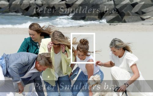 Den haag 30 juni 2023
Fotosessie op het strand Koning Willem Alexander, koningin Maxima en prinses Ariane, Prinses  Amalia en Prinses Alexia poseren tijdens de fotosessie op het strand met hond mambo.